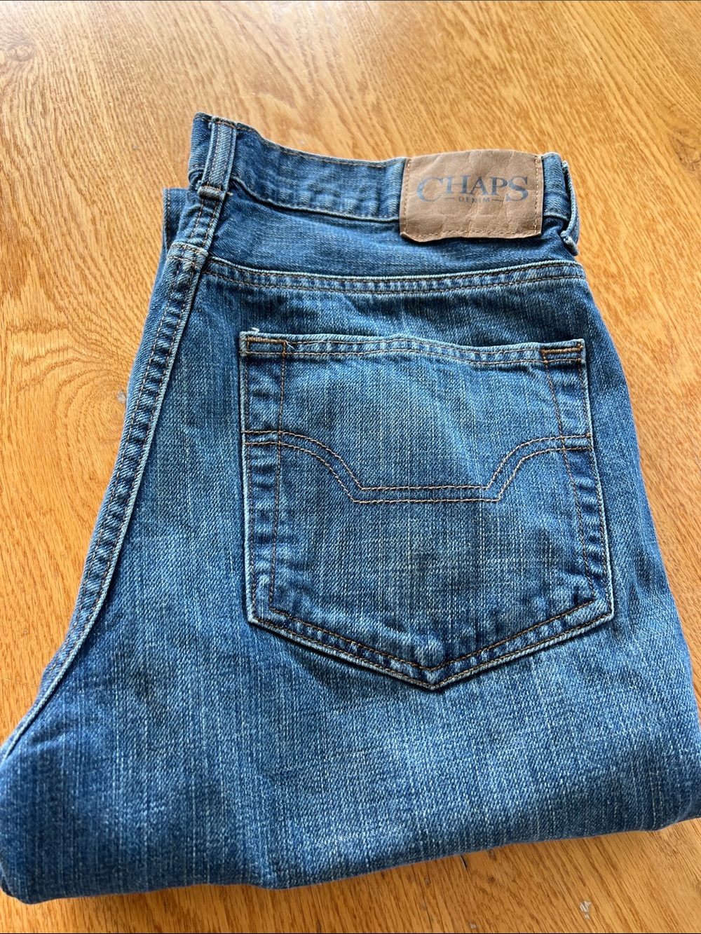 Chaps Men’s Straight Fit classic medium-wash denim jeans 30/32.